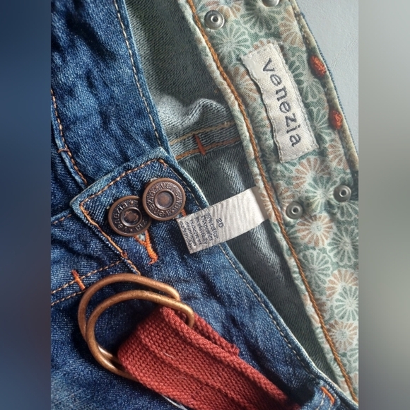 🍒 NWOT Venezia Embroidered Cropped Capri Blue Jeans with Red Belt - Picture 2 of 13